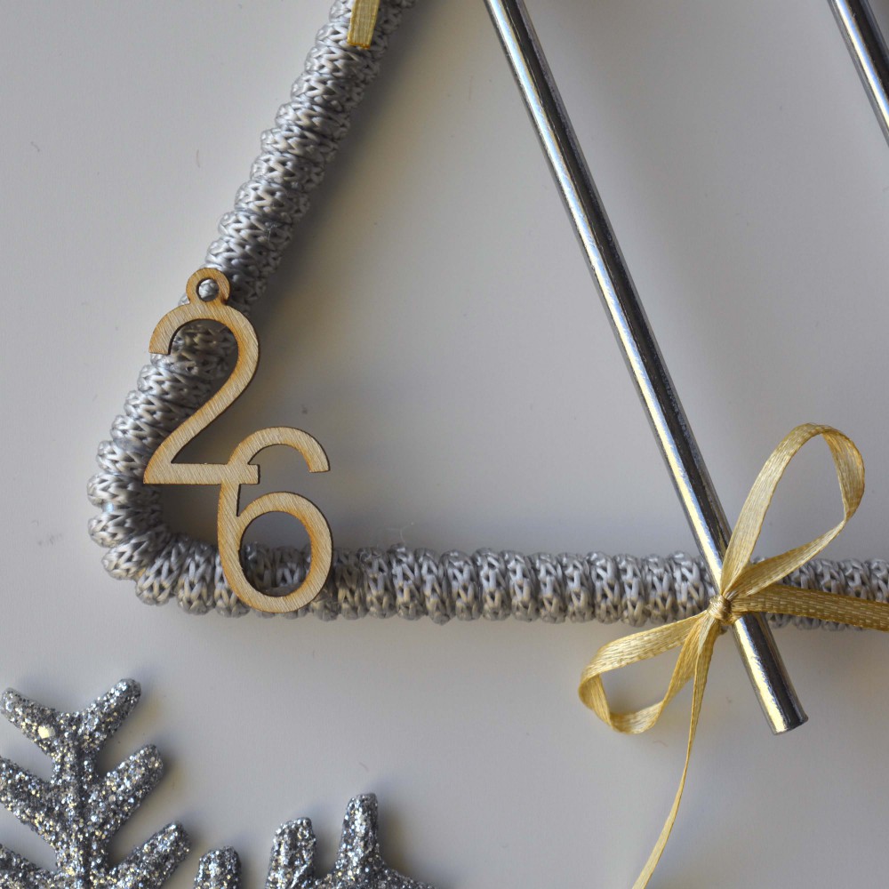 Χειροποίητο Γούρι Τρίγωνο Κουκουνάρι 2026 Εποχιακά