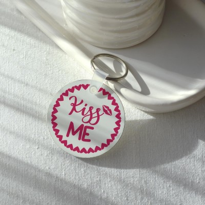 Μπρελόκ Στρογγυλό Kiss Me